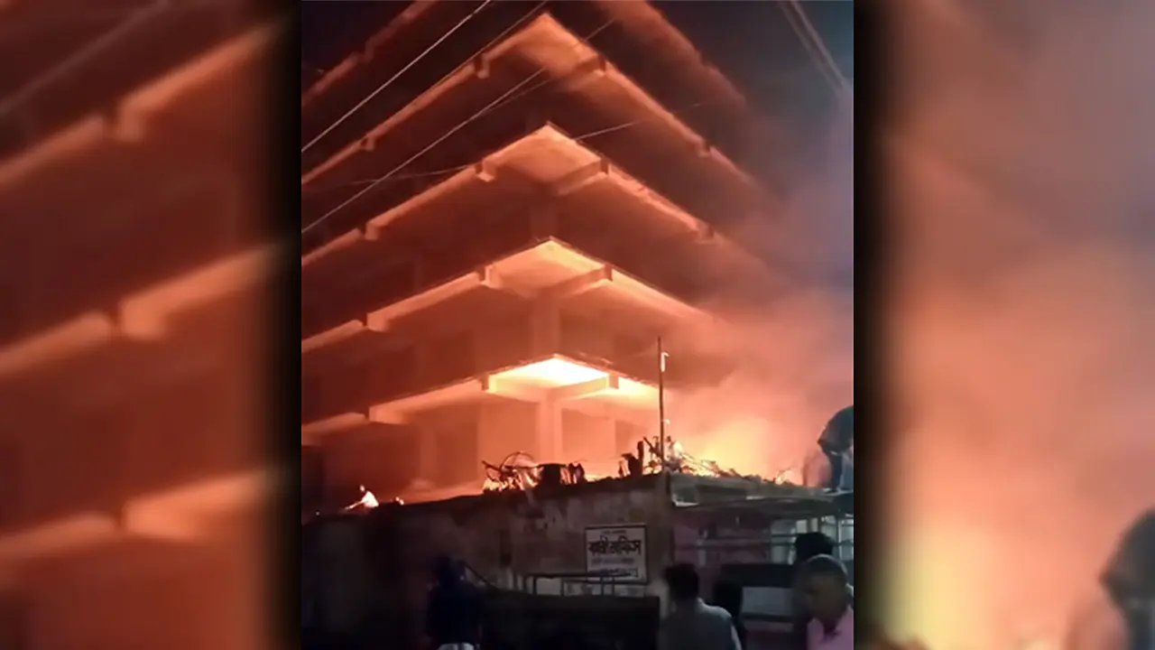 রাজধানীজুড়ে আতশবাজি, মিরপুর-ধানমন্ডিতে অগ্নিকাণ্ড