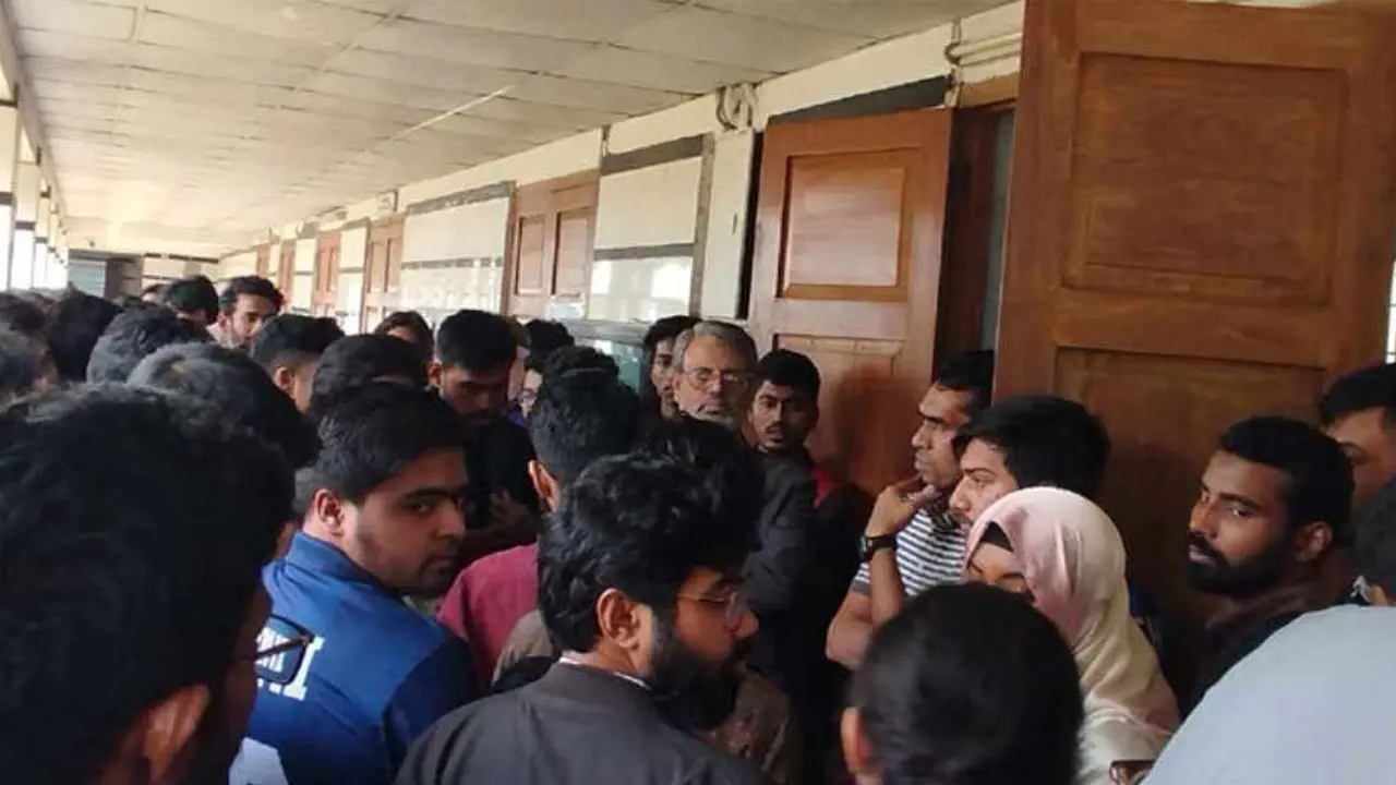আইন বিভাগের ৪ শিক্ষকের স্থায়ী বহিষ্কার চান শিক্ষার্থীরা