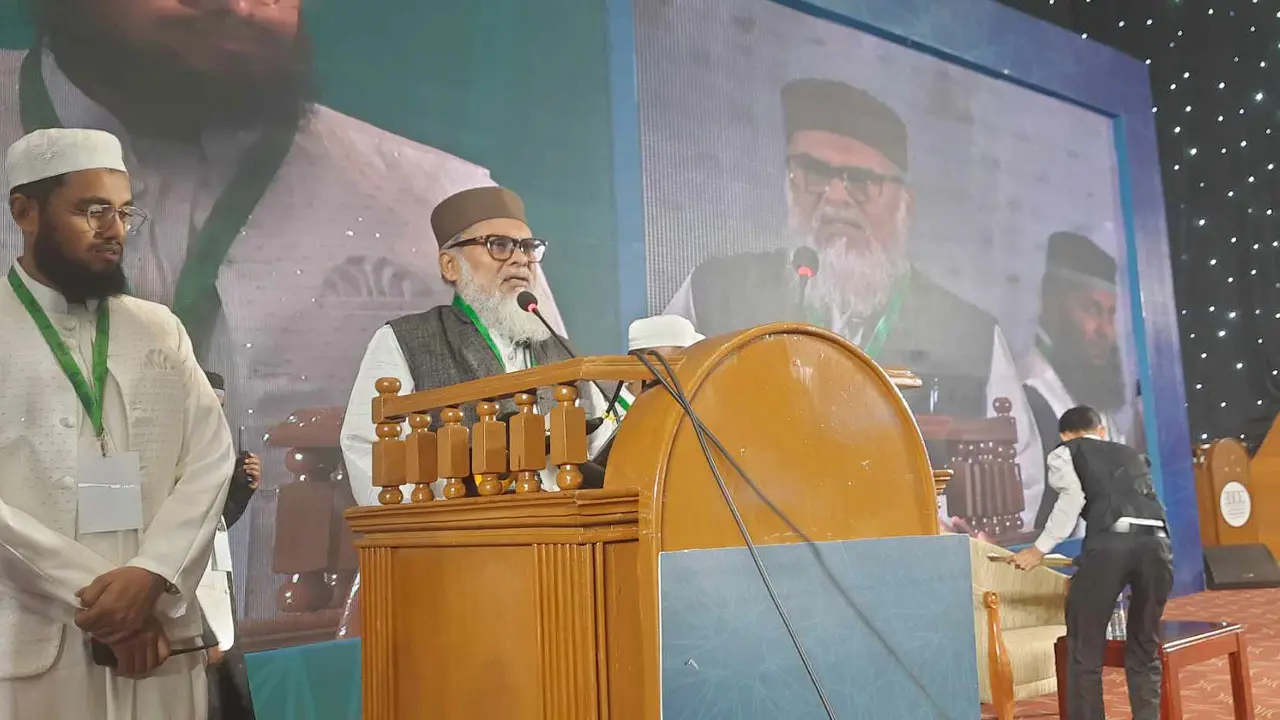 কপালে নাকে যাদের সিজদার দাগ তারা দেশের অর্থ লুট করে নিয়ে গেছে