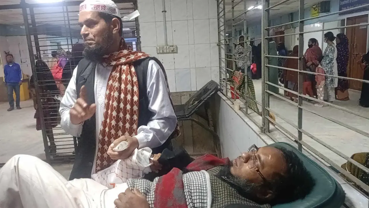 শাহবাগে ইবতেদায়ি শিক্ষকদের পুলিশের লাঠিপেটা, নারীসহ আহত ৫