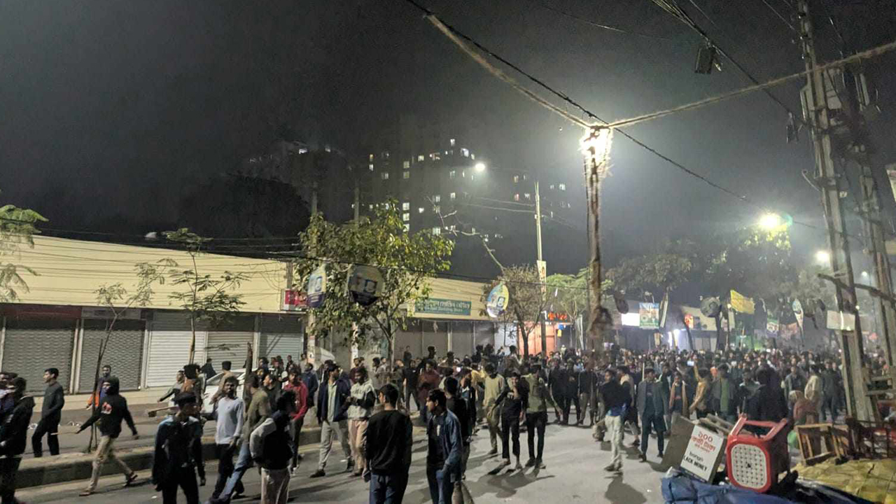 ফের ধাওয়া পাল্টা-ধাওয়া, সাউন্ড গ্রেনেড-টিয়ারগ্যাস নিক্ষেপ