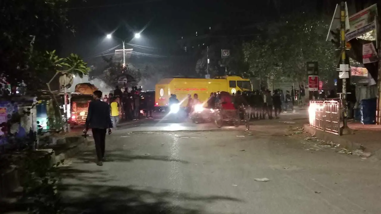 ৭ কলেজ শিক্ষার্থীদের লক্ষ্য করে সাউন্ড গ্রেনেড নিক্ষেপ পুলিশের