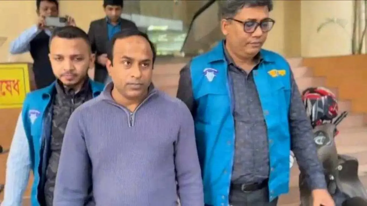 দুদকের অভিযান : আবাসন পরিদপ্তরের উচ্চমান সহকারী গ্রেপ্তার