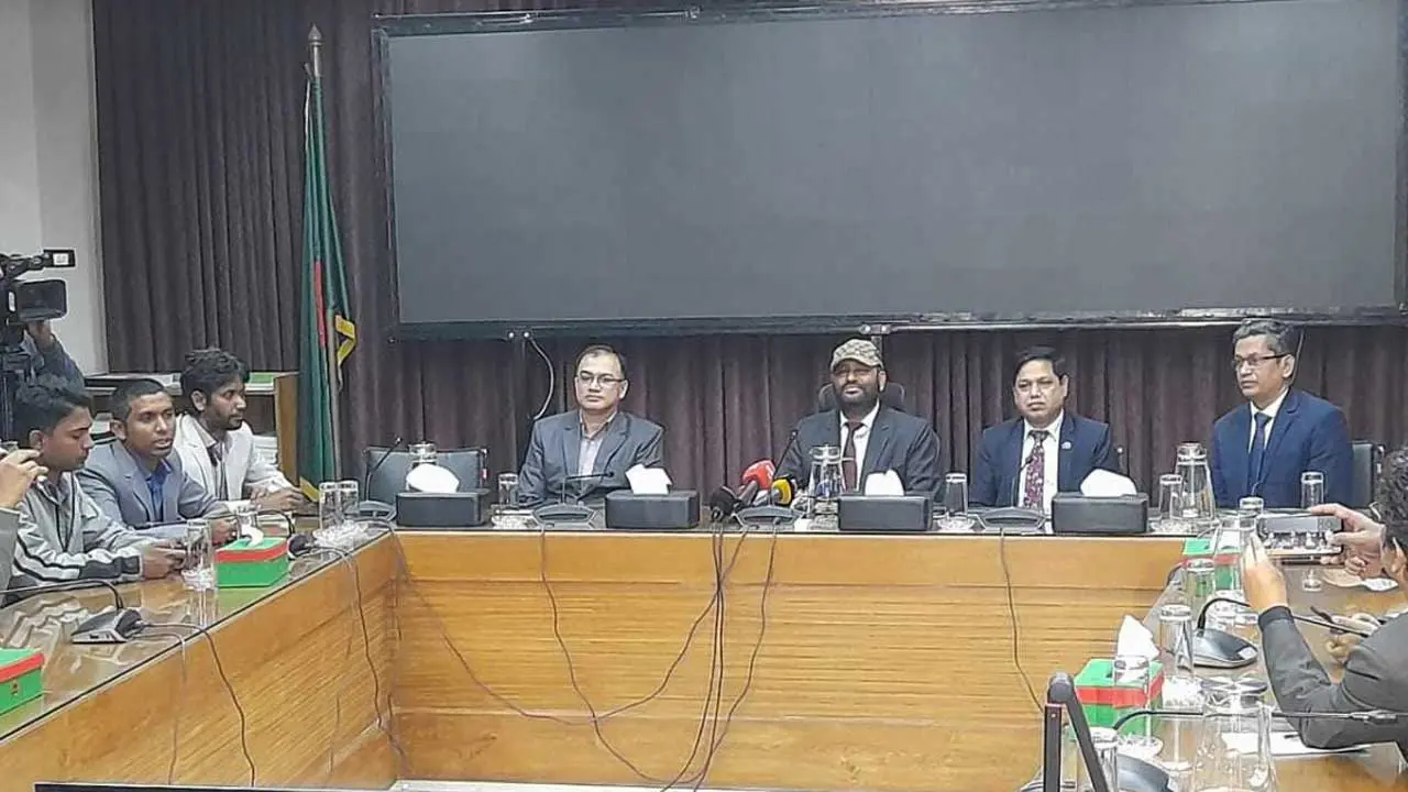 অবৈধভাবে ভোটার করার অপচেষ্টায় উপজেলা নির্বাচন কর্মকর্তা গ্রেপ্তার