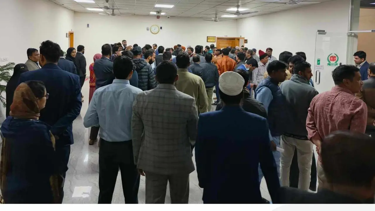 কর্মকর্তার বিরুদ্ধে ব্যবস্থা নিতে ইসি সচিবের কক্ষের সামনে হট্টগোল