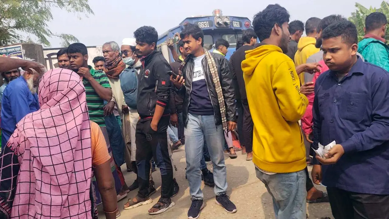 যাত্রাবিরতির দাবিতে ট্রেন আটকে ফের রেলপথ অবরোধ