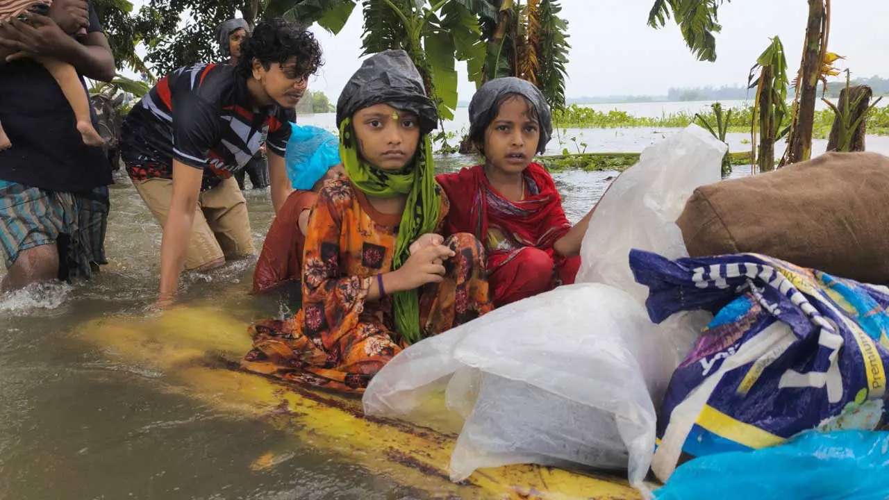বাংলাদেশে জলবায়ু সংকটে ৩ কোটি ৩০ লাখ শিশুর শিক্ষা ব্যাহত