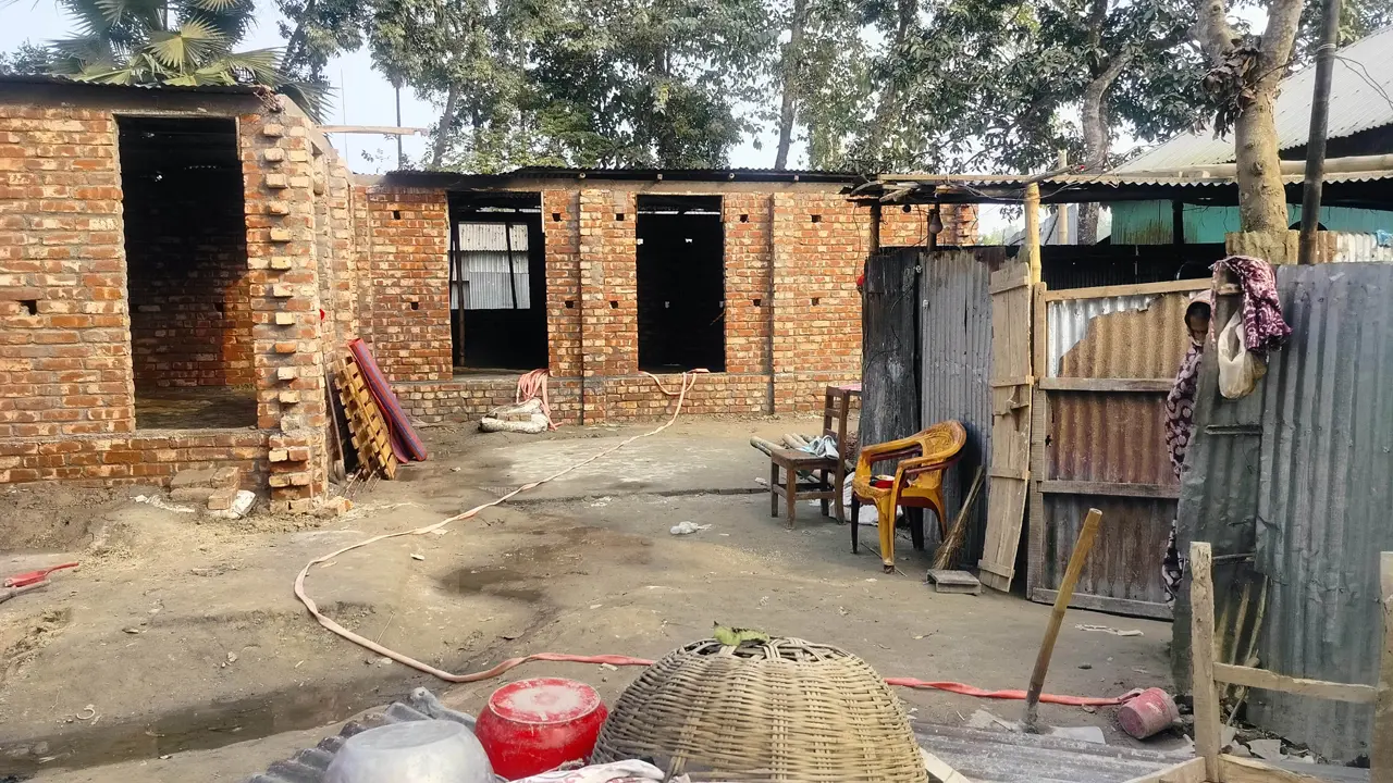 ফুলবাড়ী সীমান্তে ঘর নির্মাণ কাজ বন্ধ করে দিল বিএসএফ