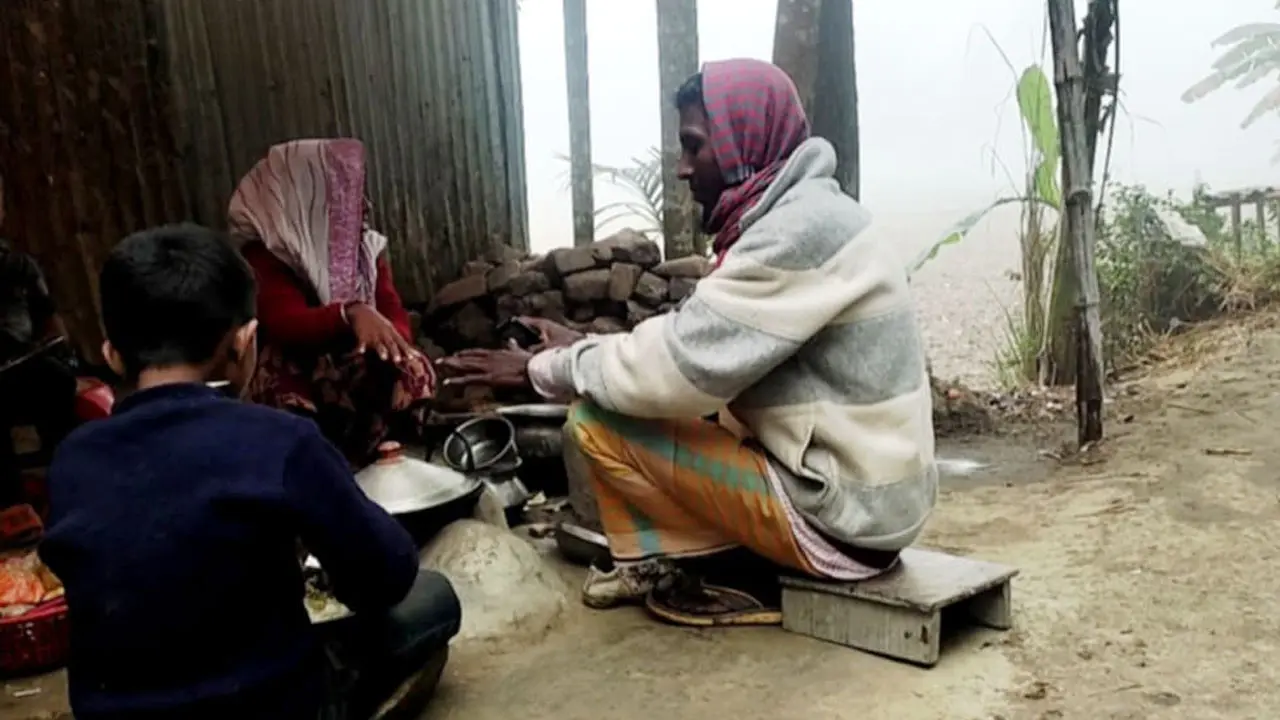 গাইবান্ধায় জেঁকে বসেছে শীত, বিপাকে নিম্ন আয়ের মানুষ