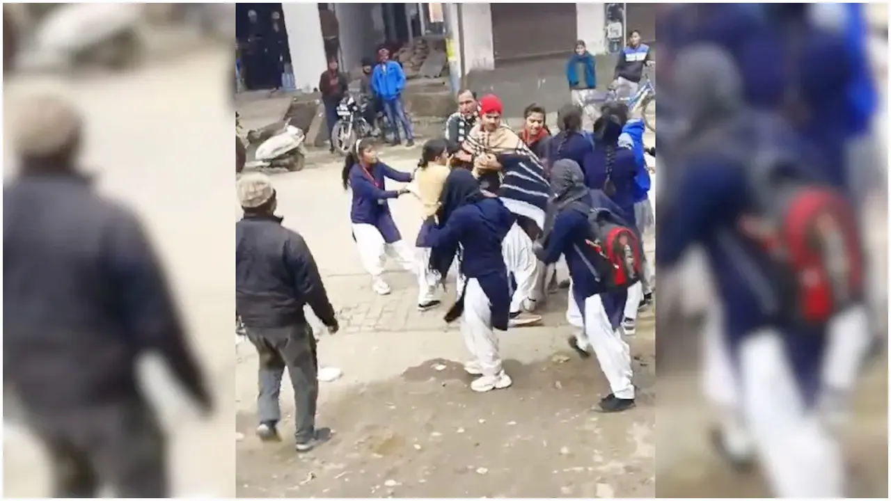 এক ছেলেকে পছন্দ করা নিয়ে দুই কিশোরীর মারামারি, ভিডিও ভাইরাল