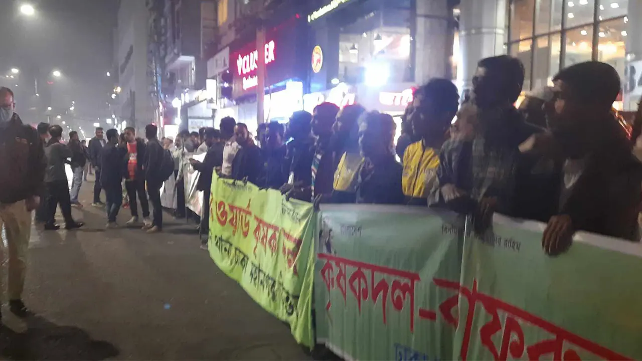 খালেদা জিয়াকে একনজর দেখার অপেক্ষায় হাজারো নেতাকর্মী