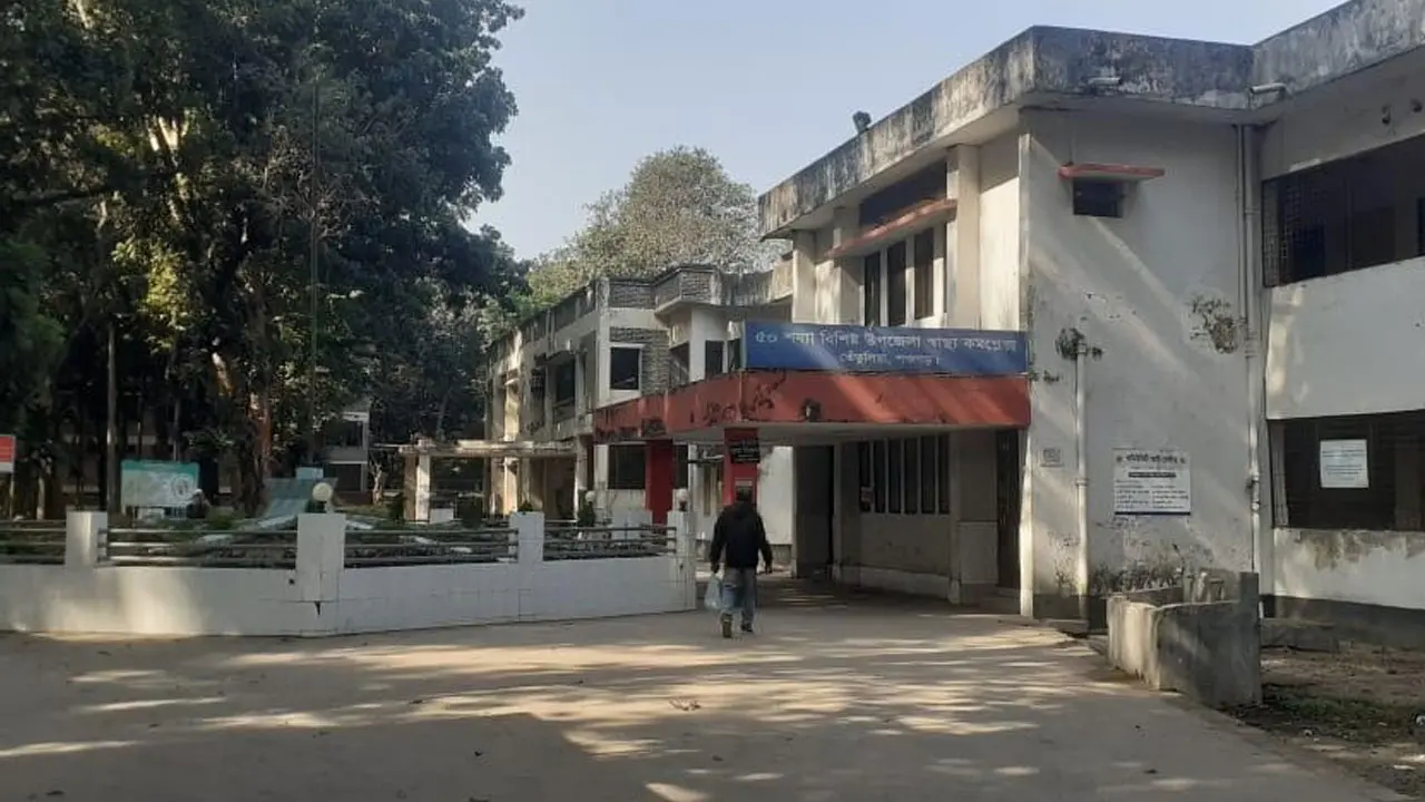 ২ লাখ মানুষের চিকিৎসায় ৪ জন ডাক্তার, সেবা দিচ্ছেন ফার্মাসিস্ট