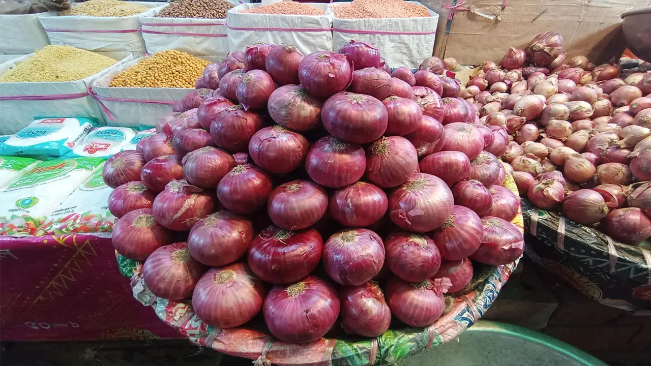 বাজারে দেশি পেঁয়াজ ৬০, ভারতীয় ৭০ টাকা