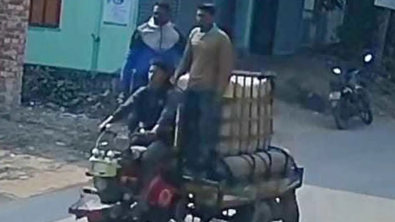 জামায়াত নেতার মাছ ছিনতাইয়ের ঘটনায় বিএনপির ২ কর্মী বহিষ্কার