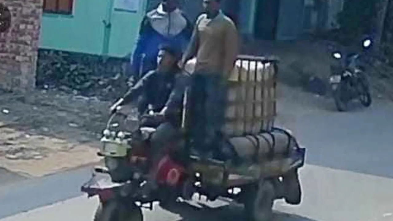 লেখক ভট্টাচার্যের ঘেরের মাছ মনে করে জামায়াত নেতাদের মাছ ছিনতাই