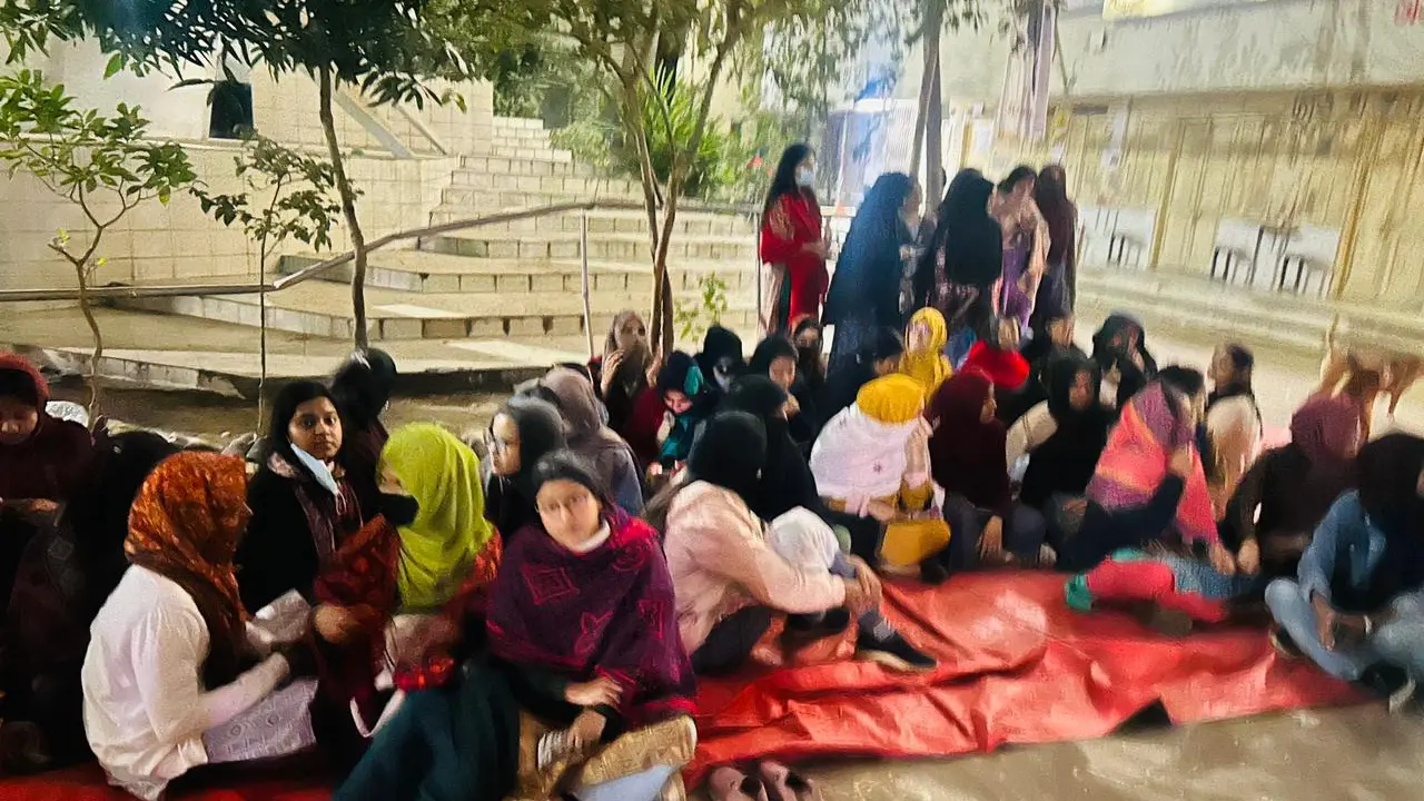 জবিতে অনশনরত শিক্ষার্থীদের সমর্থন দিয়ে যোগ দিলেন হলের ছাত্রীরা