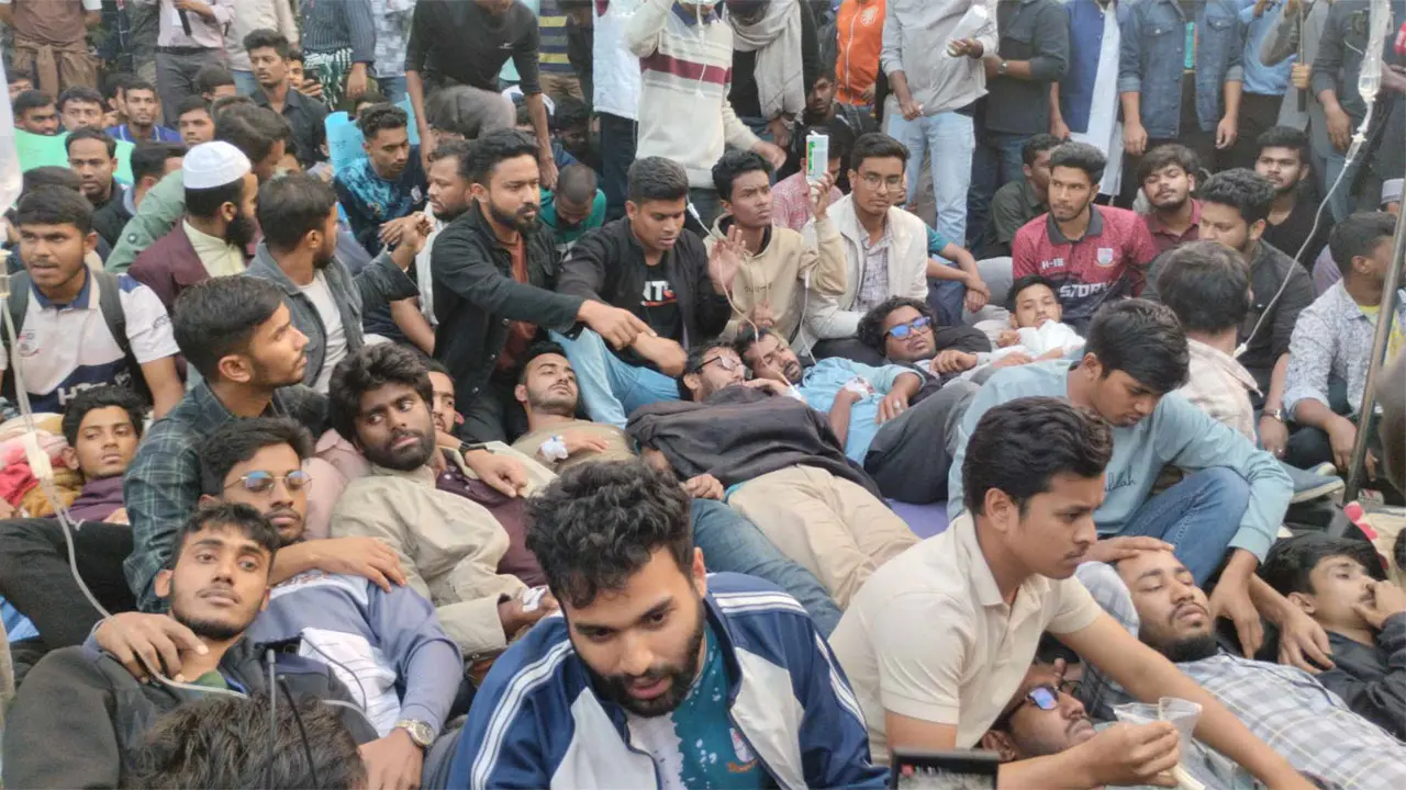 এবার সচিবালয়ের সামনে অনশনে বসলেন শিক্ষার্থীরা