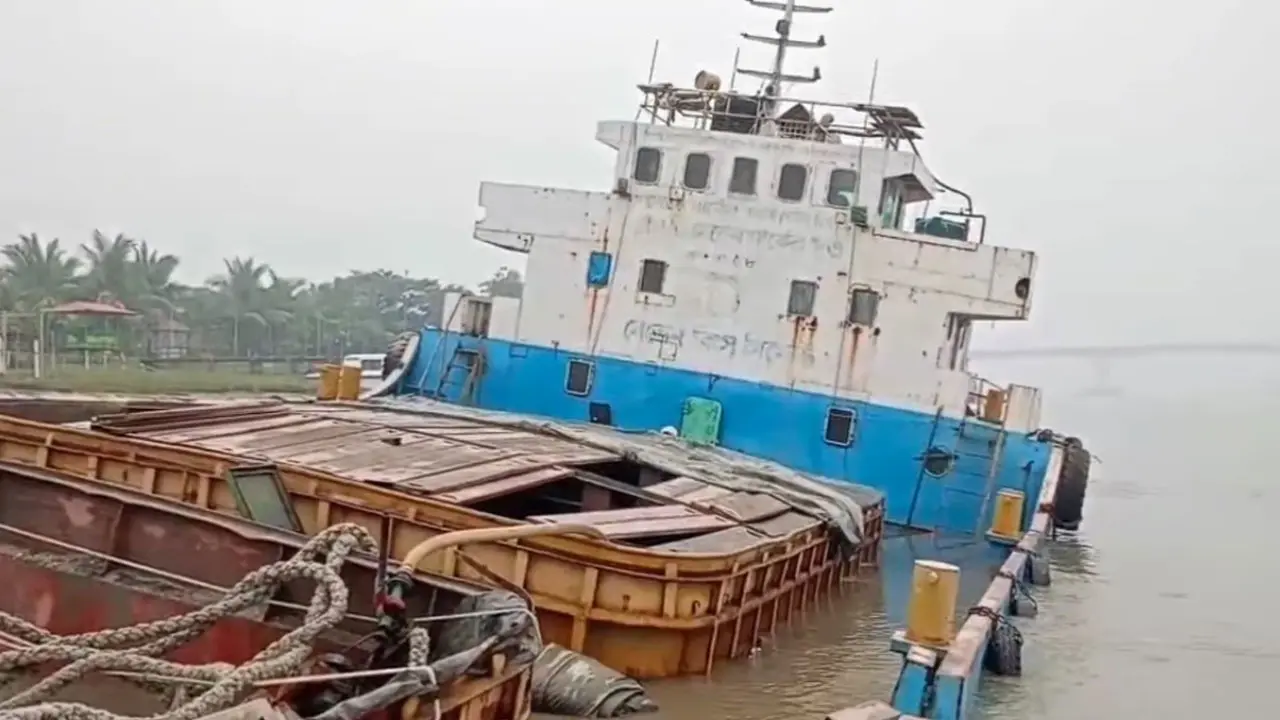 খুলনায় রূপসা নদীতে ডুবেছে লাইটার জাহাজ