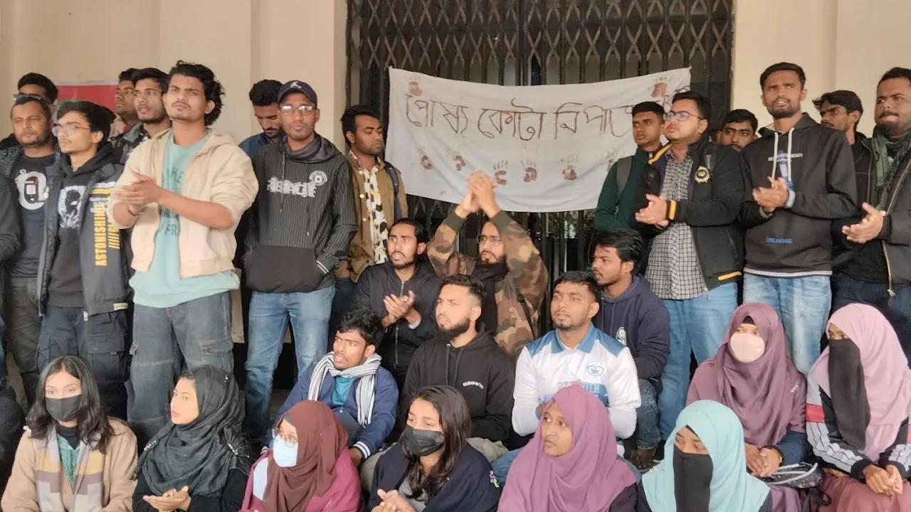 রাবিতে প্রশাসনিক ভবনে তালা, অবরুদ্ধ দুই উপ-উপাচার্য 
