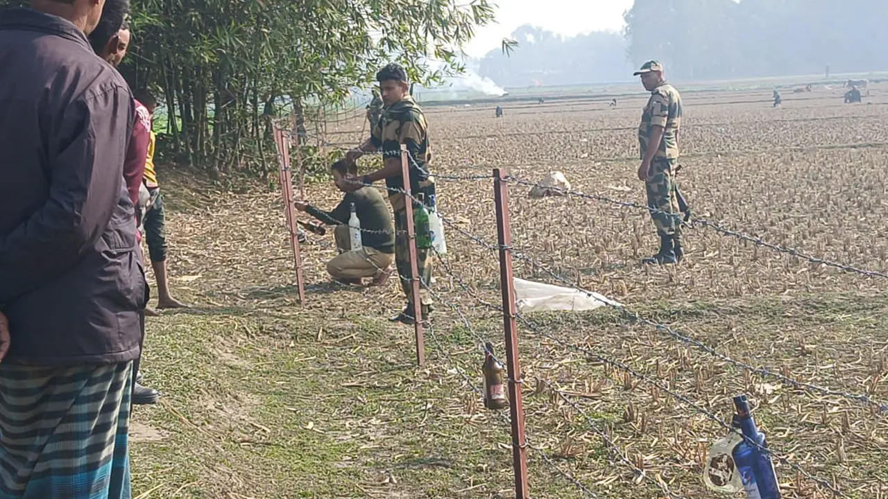 দহগ্রাম সীমান্তে কাঁটাতারে মদের বোতল ঝুলিয়ে দিল বিএসএফ