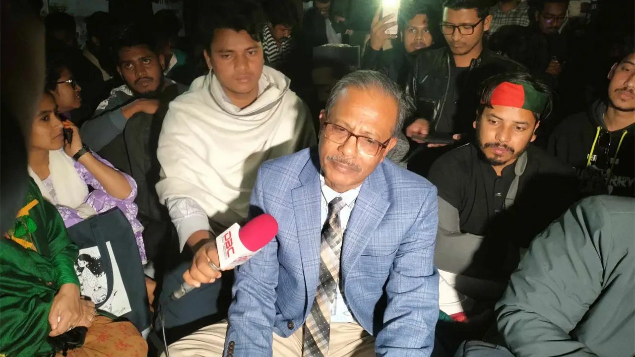 এবার শিক্ষার্থীদের সঙ্গে অনশনে বসলেন উপাচার্যসহ প্রশাসন 