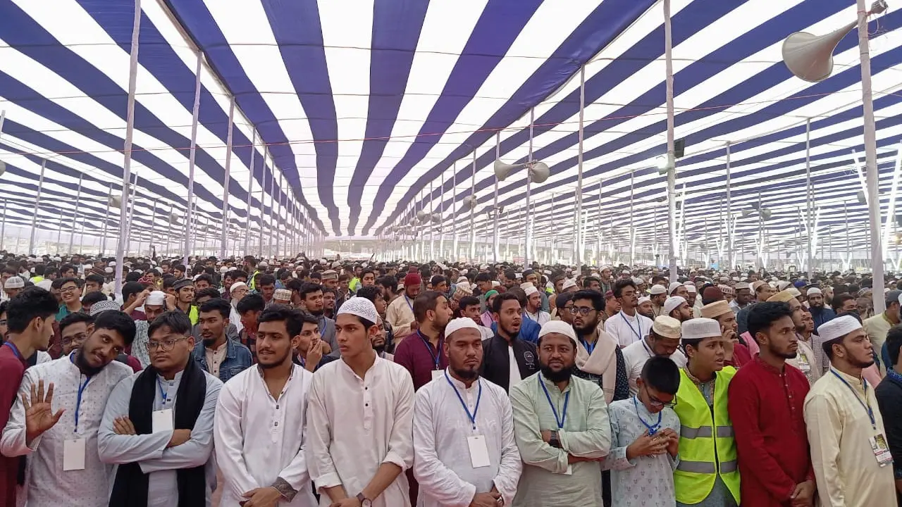 চট্টগ্রামে আজহারীর মাহফিল, প্যারেড ময়দানের দিকে জনতার ঢল