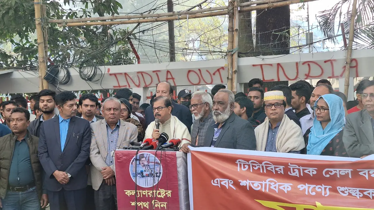 ‘সরকার এতই যোগ্য যে, থানা থেকে ওসি পালিয়ে যায় কিন্তু টেরই পায় না’