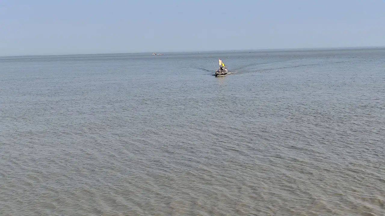 মেঘনা নদীতে ফেরির ধাক্কায় মাছধরার ট্রলার ডুবি