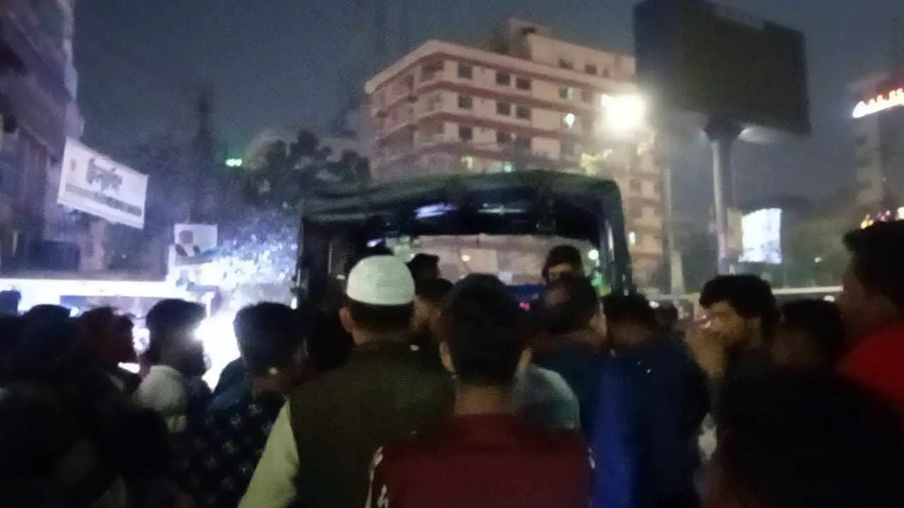 নারায়ণগঞ্জে ছাত্রলীগ সন্দেহে ৫ জনকে পুলিশে দিলো জনতা