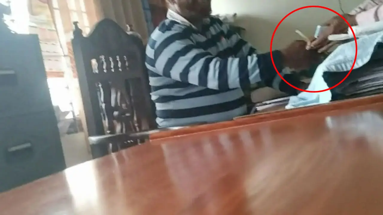 পুলিশ ক্লিয়ারেন্সের জন্য ঘুষ নিলেন এসআই, ভিডিও ভাইরাল