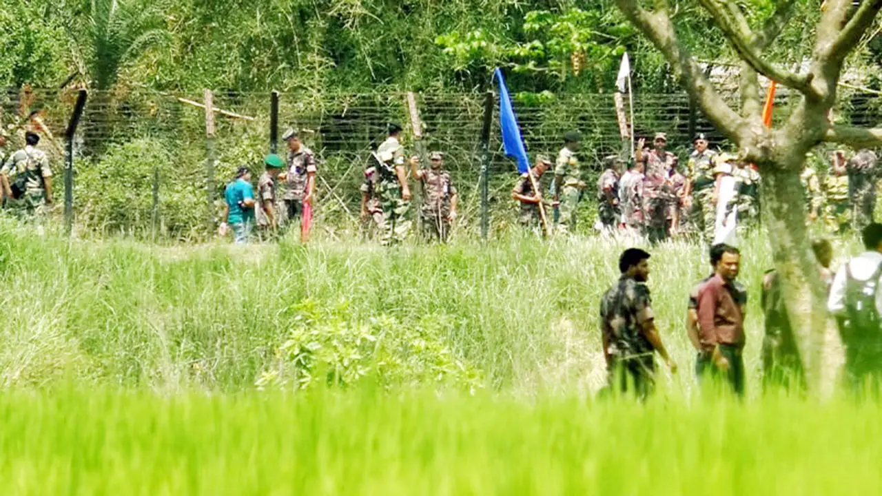 নওগাঁয় বিজিবির বাধায় কাঁটাতারের বেড়া দিতে পারেনি বিএসএফ