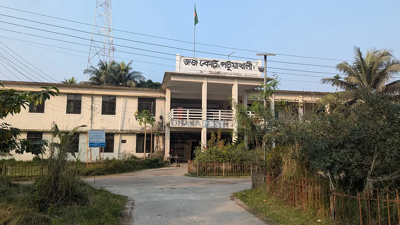 পটুয়াখালীতে আদালত চত্বরে আসামিদের ওপর হামলা, আহত ৩