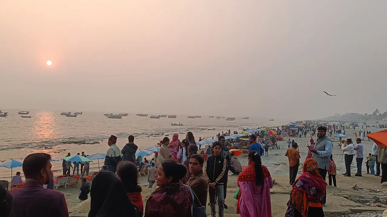 সাপ্তাহিক ছুটির দিনে কুয়াকাটায় পর্যটকদের ভিড়