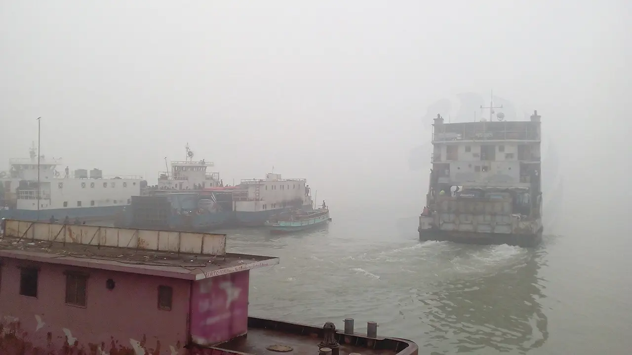 ৮ ঘণ্টা বন্ধ থাকার পর আরিচা-কাজিরহাট নৌপথে ফেরি চলাচল স্বাভাবিক