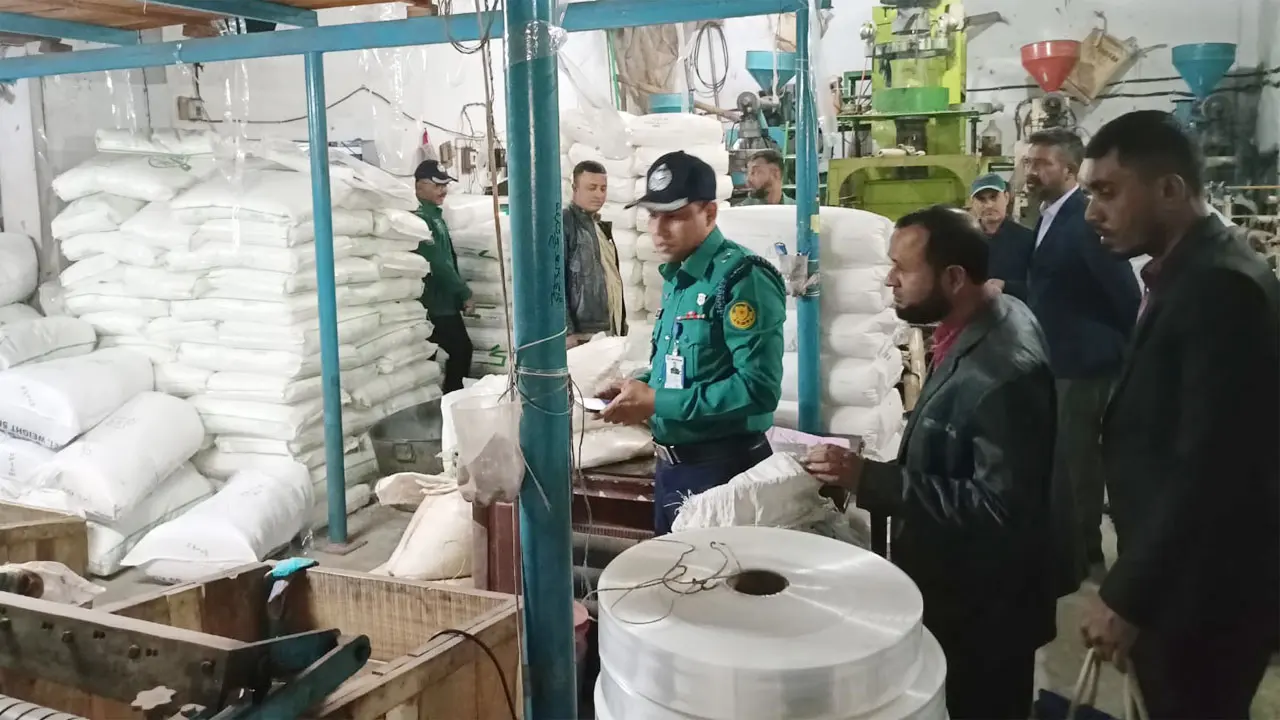 কামরাঙ্গীরচরে নিষিদ্ধ ১০০ টন পলিথিন জব্দ, ৩ কারখানা সিলগালা
