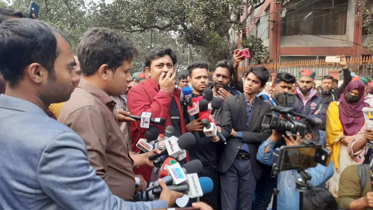 উপদেষ্টার দেখা মেলেনি, নতুুন কর্মসূচি ঘোষণা চাকরিচ্যুত পুলিশদের