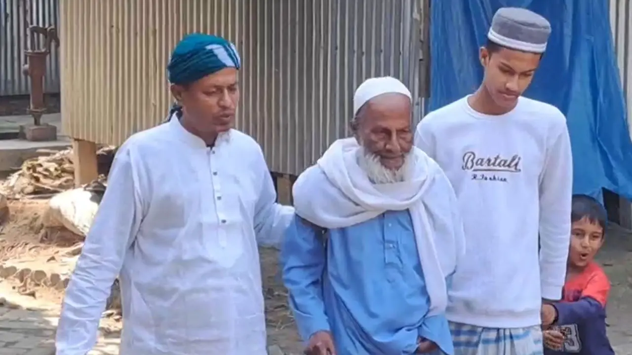 ‘১৬ বছর পর বাবা-ছেলের সঙ্গে নামাজ পড়তে পারছি, আনন্দ হচ্ছে’