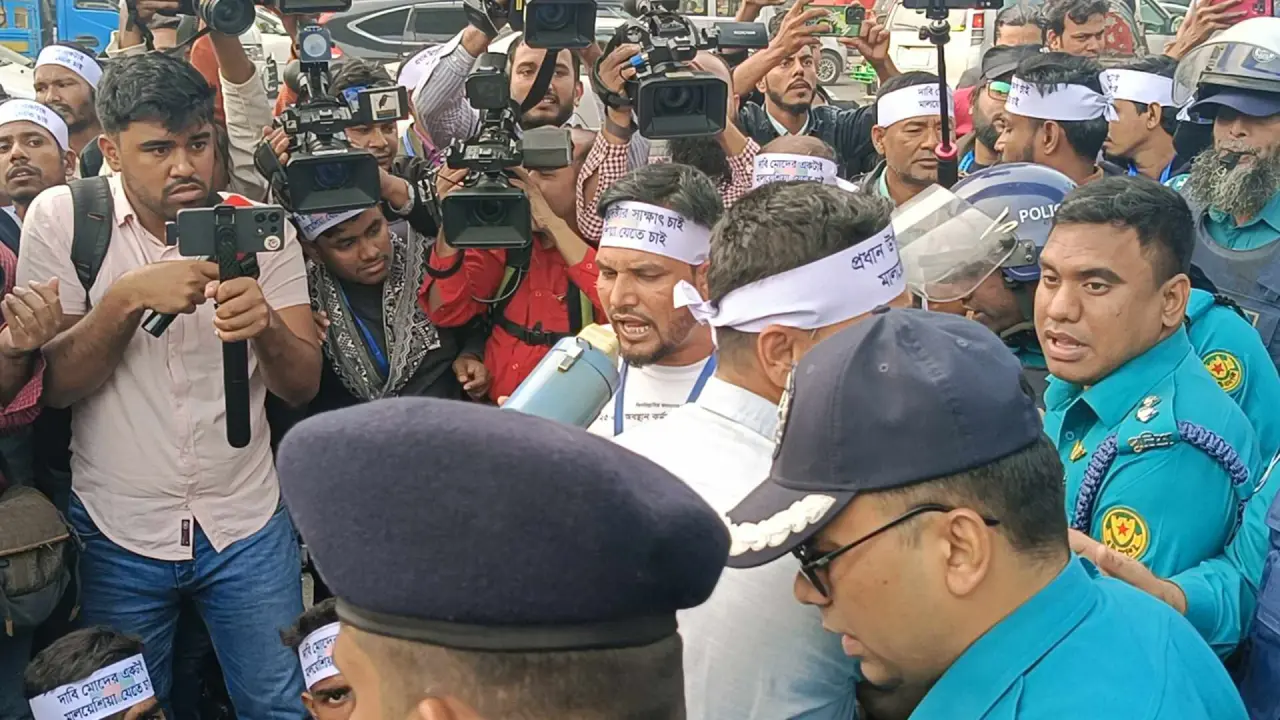 কারওয়ান বাজার থেকে আন্দোলনকারীদের সরিয়ে দিলো পুলিশ