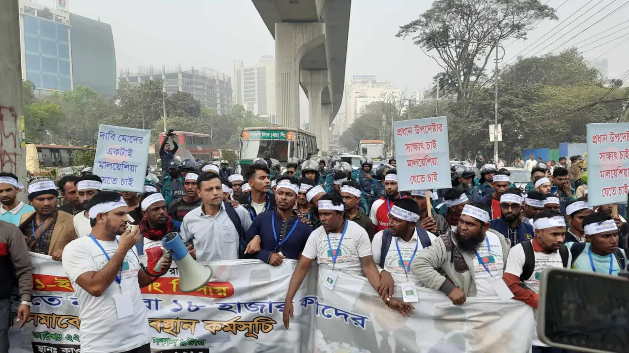 প্রবাসী কল্যাণ মন্ত্রণালয়ের দিকে যাচ্ছেন আন্দোলনকারীরা
