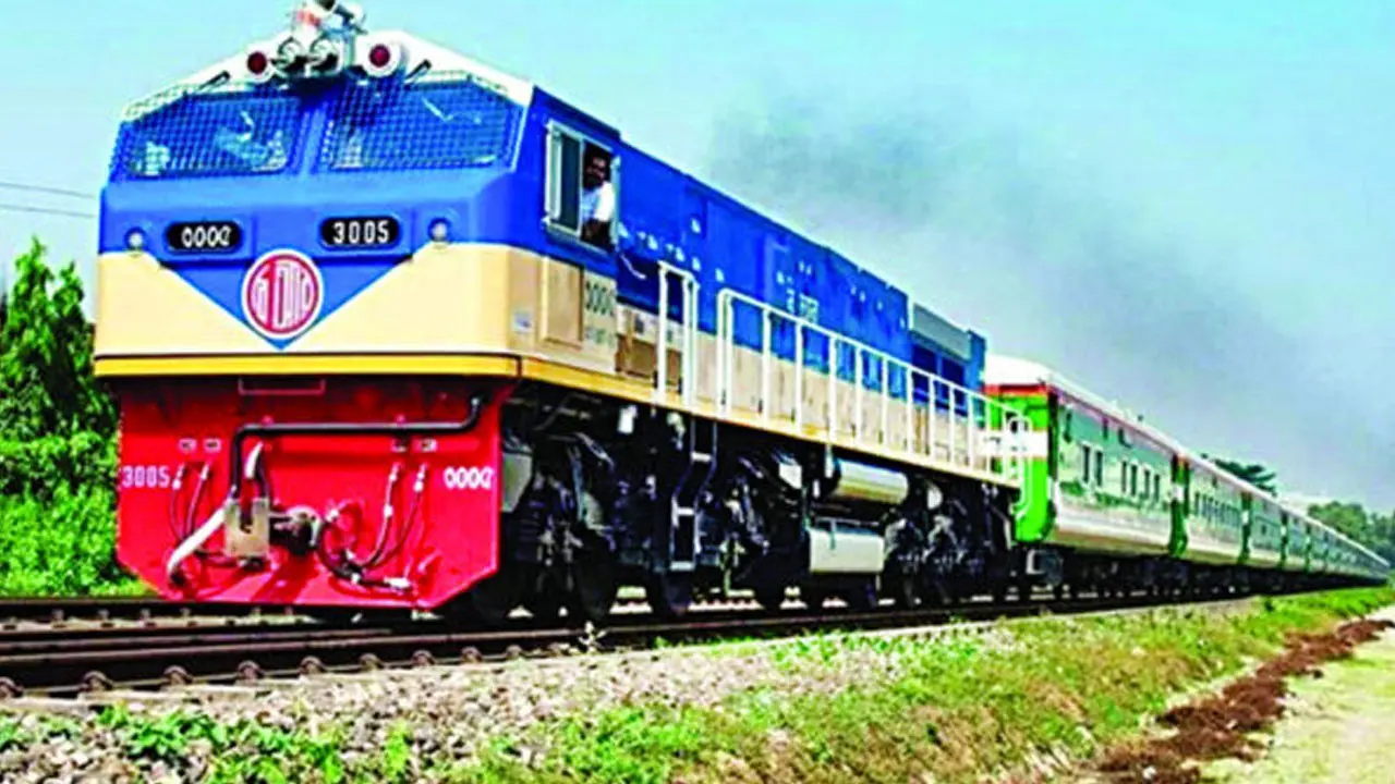 চলন্ত ট্রেনে অ্যালাউন্স ছাড়া অন্য কোনো ভাতা পাবেন না রেলকর্মীরা