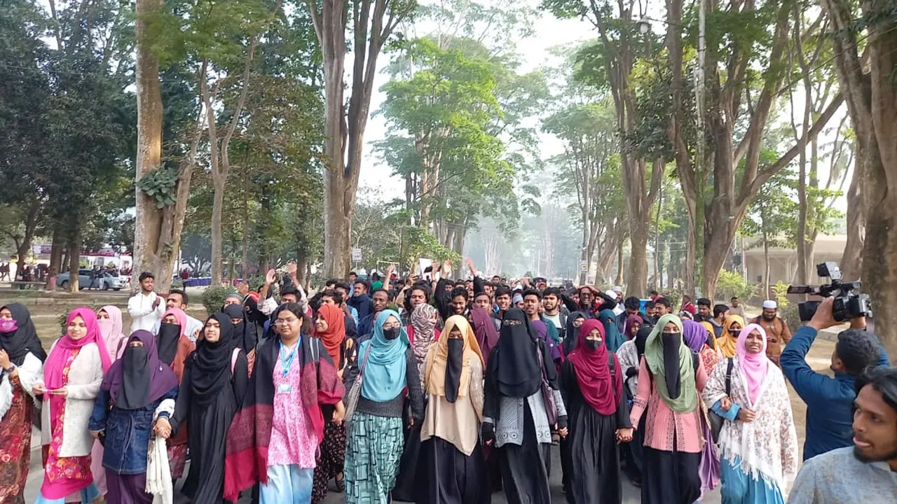 ইসলামিক স্টাডিজ বিভাগ নিয়ে কটূক্তি, কর্মকর্তার বিরুদ্ধে বিক্ষোভ