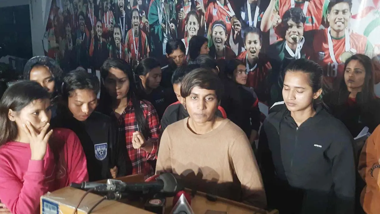 সংকটে নারী ফুটবল : কোচ, খেলোয়াড়, ফেডারেশন কার দায় কতটুকু?