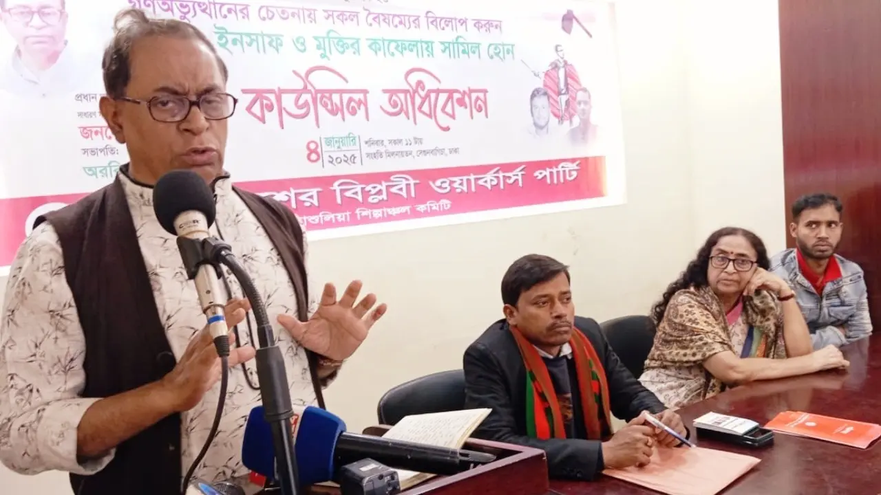 ‘সরকার সবকিছু ছড়িয়ে ফেলছে, গুছিয়ে আনতে পারছে না’