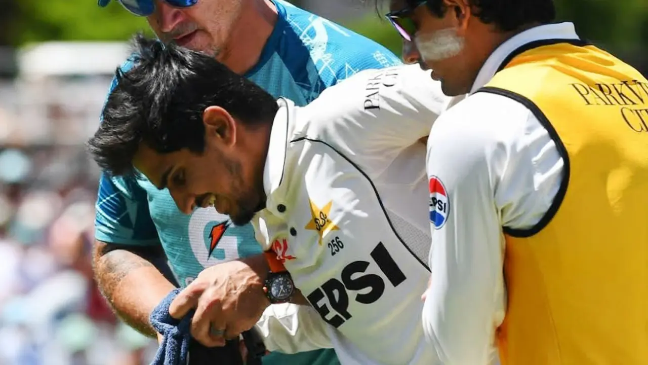 খেলার মাঠ থেকে হাসপাতালে পাকিস্তানের সাইম আইয়ুব