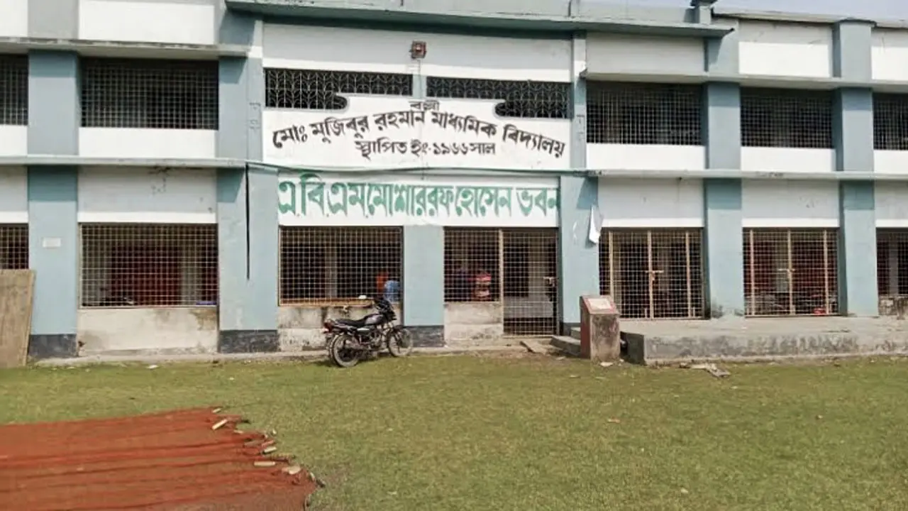 প্রধান শিক্ষকের গাফিলতিতে ৫৩ শিক্ষার্থীর ভবিষ্যৎ অনিশ্চিত