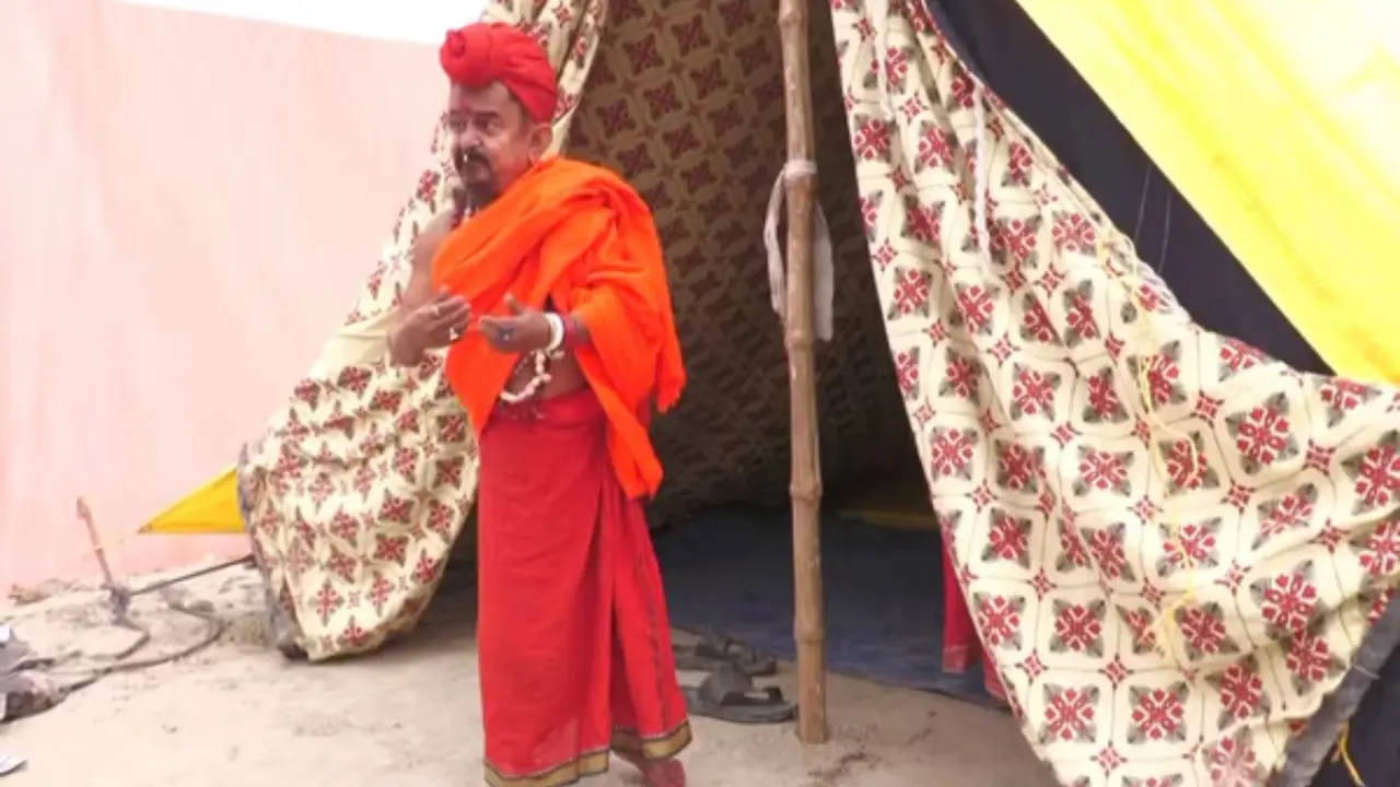 ৩২ বছর ধরে গোসল করেননি, কে এই সাধু