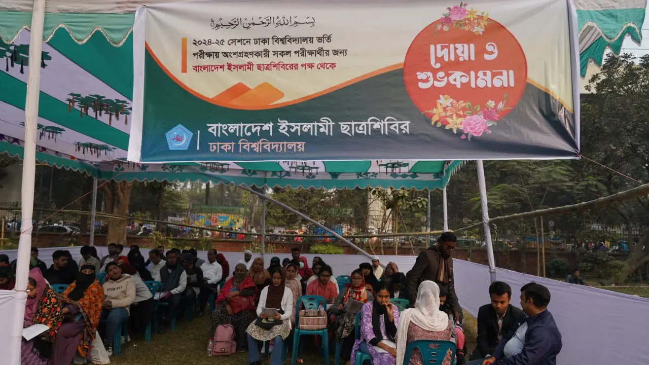 বিভিন্ন সেবা নিয়ে ভর্তিচ্ছুদের পাশে ঢাবি শিবির