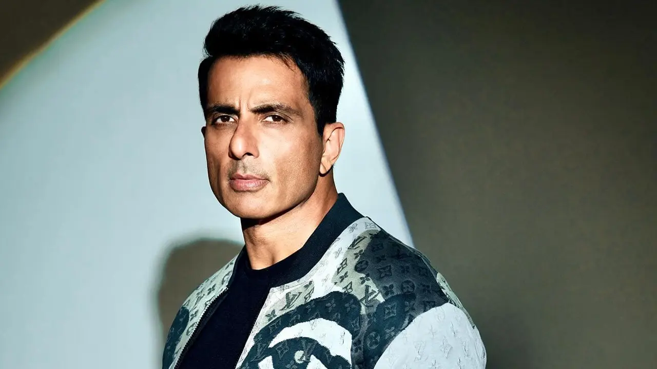 ‘বাড়ির বাইরে লোকেরা লাইনে দাঁড়িয়ে থাকে’