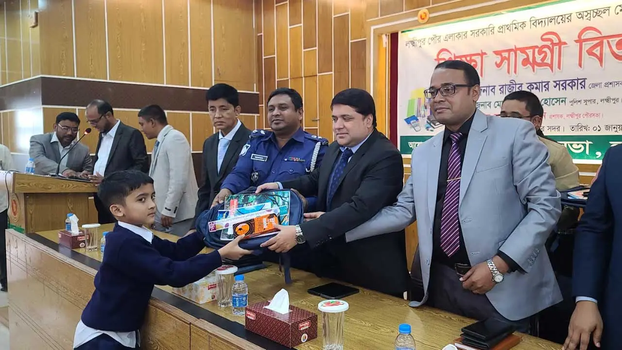 বছরের প্রথম দিনে লক্ষ্মীপুরে শিক্ষা সামগ্রী পেল ৩৫০ মেধাবী