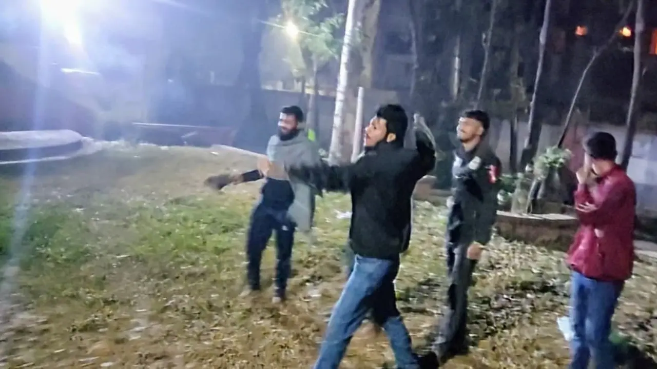 ছাত্রলীগ নেতাদের ছবিতে জুতা নিক্ষেপ ঢাকা কলেজ শিক্ষার্থীদের 